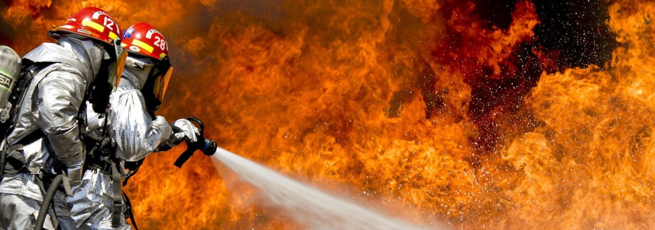 Photo of a 2 Fireman Killing a Huge Fire